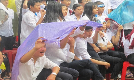 Quảng Trị: Hàng ngàn người dầm mưa, xem “cậu bé Google” vô địch Olympia 2017