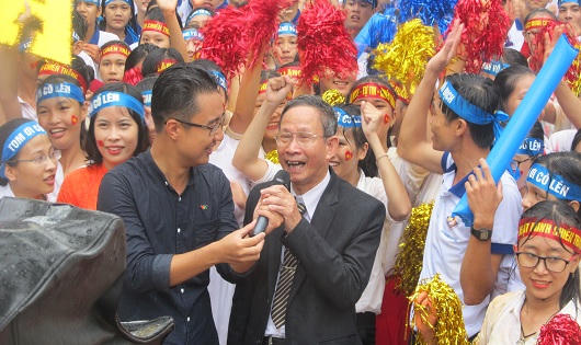 Quảng Trị: Hàng ngàn người dầm mưa, xem “cậu bé Google” vô địch Olympia 2017