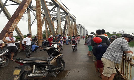 Quảng Trị: Nỗ lực tìm kiếm thi thể người phụ nữ nhảy cầu tự tử