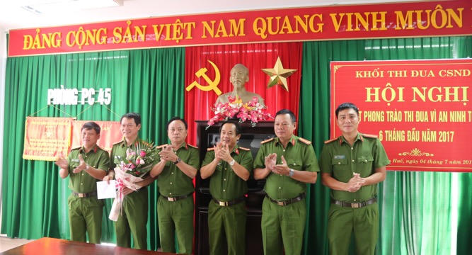 Khen thưởng Ban Chuyên án bắt đôi 'tình nhân' trộm 25 xe máy ở Huế