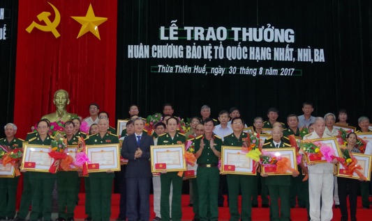 Trao Huân chương cho 41 cựu cán bộ quân đội Bộ Thừa Thiên - Huế 
