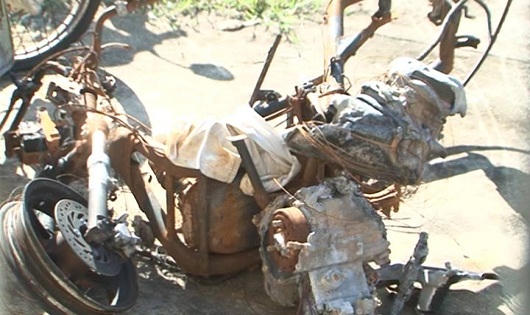 Nam thanh niên châm lửa đốt trụi xe máy sau khi cầm rựa dọa chém 2 người