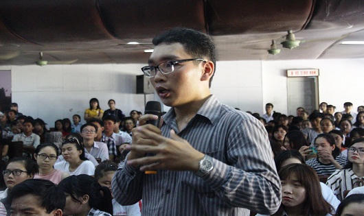 Giáo sư Ngô Bảo Châu giao lưu với sinh viên Huế