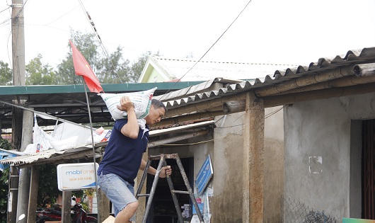 Người dân Quảng Trị “chạy đua” ứng phó trước giờ bão số 10 đổ bộ