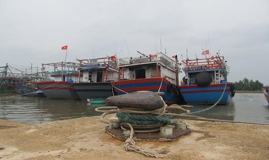 Người dân Quảng Trị “chạy đua” ứng phó trước giờ bão số 10 đổ bộ