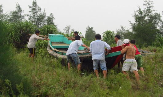 Người dân Quảng Trị “chạy đua” ứng phó trước giờ bão số 10 đổ bộ