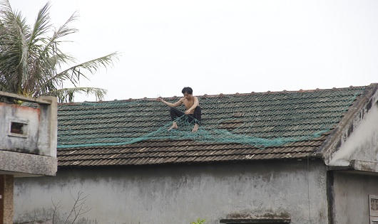 Người dân Quảng Trị “chạy đua” ứng phó trước giờ bão số 10 đổ bộ