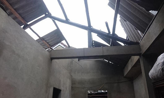 Nhà cửa tan hoang sau trận lốc xoáy kinh hoàng ở thị xã Hương Thủy