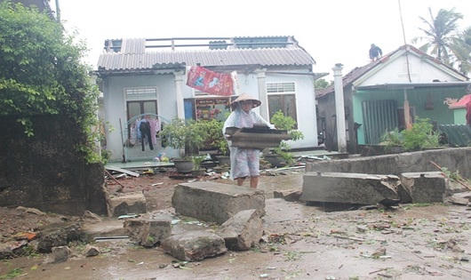 Nhà cửa tan hoang sau trận lốc xoáy kinh hoàng ở thị xã Hương Thủy