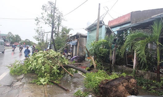 Nhà cửa tan hoang sau trận lốc xoáy kinh hoàng ở thị xã Hương Thủy