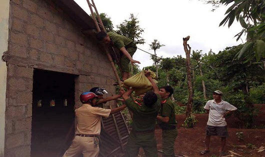 Công an Quảng Trị leo cây lội ruộng giúp dân khắc phục hậu quả bão