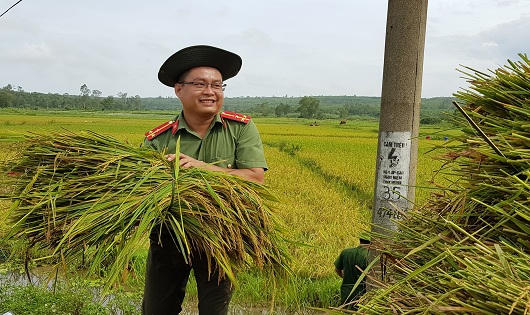 Công an Quảng Trị leo cây lội ruộng giúp dân khắc phục hậu quả bão