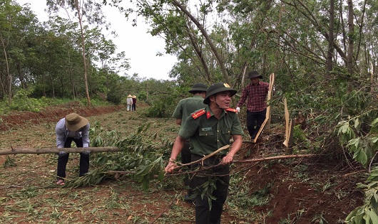 Công an Quảng Trị leo cây lội ruộng giúp dân khắc phục hậu quả bão