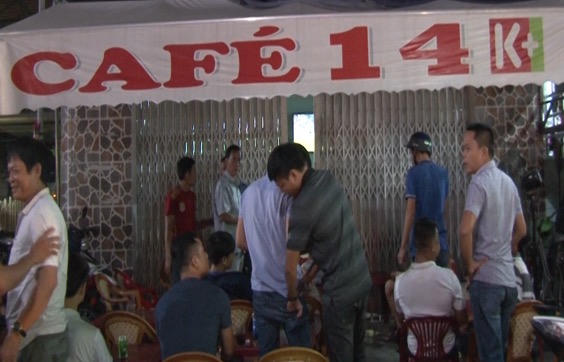 Cảnh sát đột kích quán cà phê núp bóng cá độ