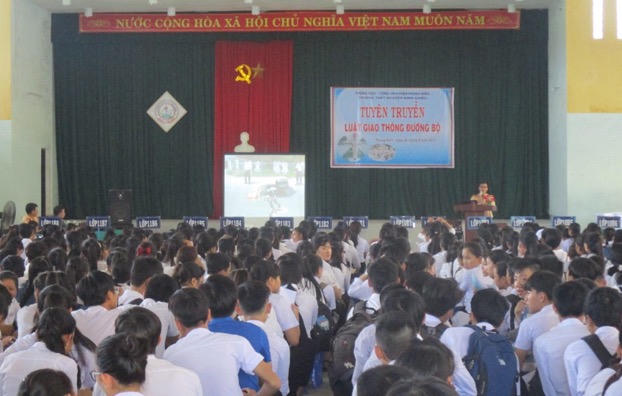 Huế: Tổ chức tuyên truyền Luật GTĐB cho học sinh trường THPT Nguyễn Đình Chiểu