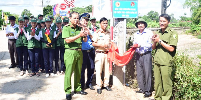 Huế lập Điểm cảnh giới đường sắt Cựu Chiến binh - Khăn quàng đỏ 