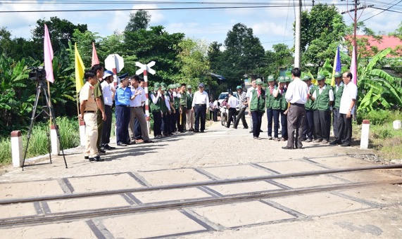 Huế lập Điểm cảnh giới đường sắt Cựu Chiến binh - Khăn quàng đỏ 