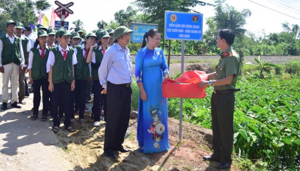 Huế lập Điểm cảnh giới đường sắt Cựu Chiến binh - Khăn quàng đỏ 