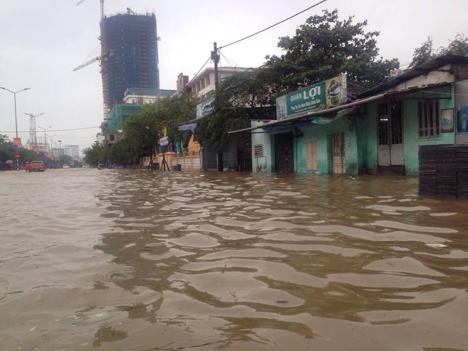 'Sông 'dọc ngang' thành phố Huế sau bão, nước dềnh ngang cửa nhà dân