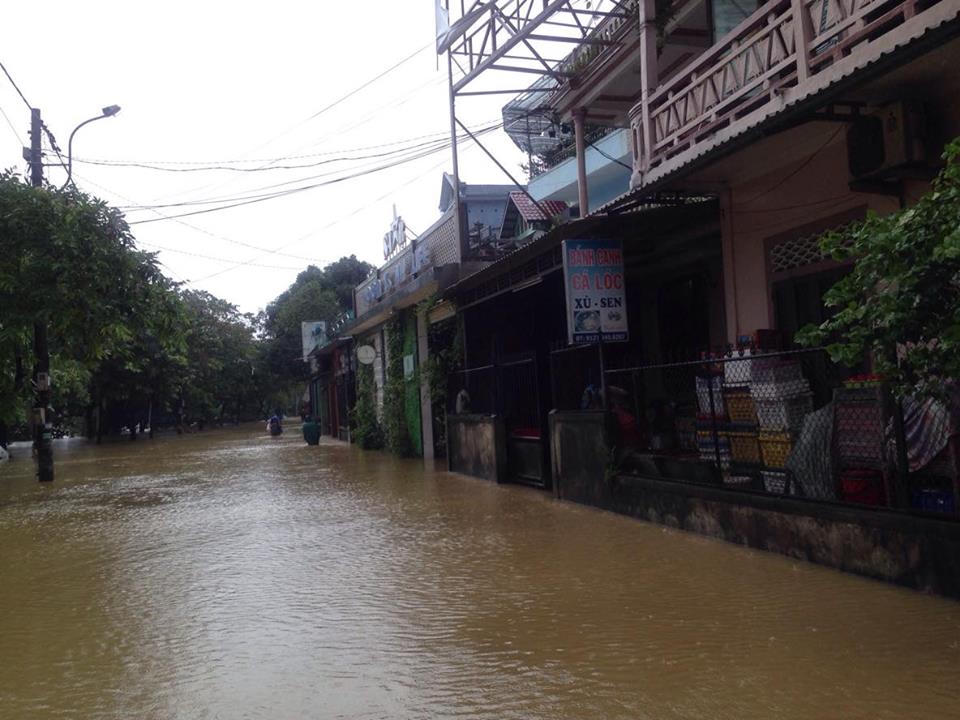 'Sông 'dọc ngang' thành phố Huế sau bão, nước dềnh ngang cửa nhà dân