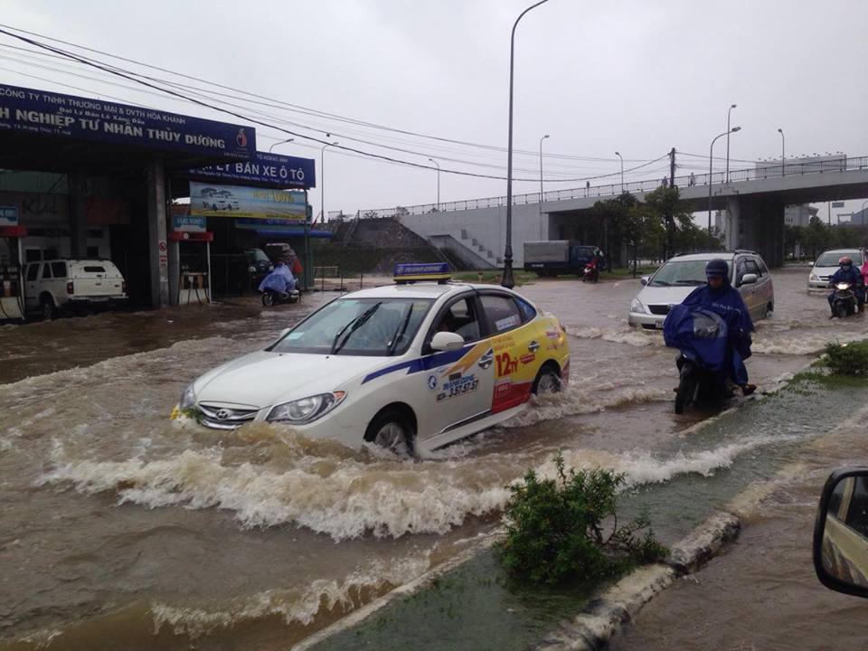 'Sông 'dọc ngang' thành phố Huế sau bão, nước dềnh ngang cửa nhà dân