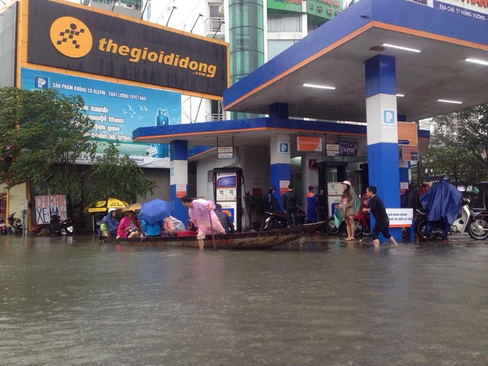 'Sông 'dọc ngang' thành phố Huế sau bão, nước dềnh ngang cửa nhà dân