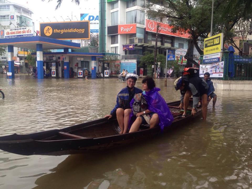 'Sông 'dọc ngang' thành phố Huế sau bão, nước dềnh ngang cửa nhà dân