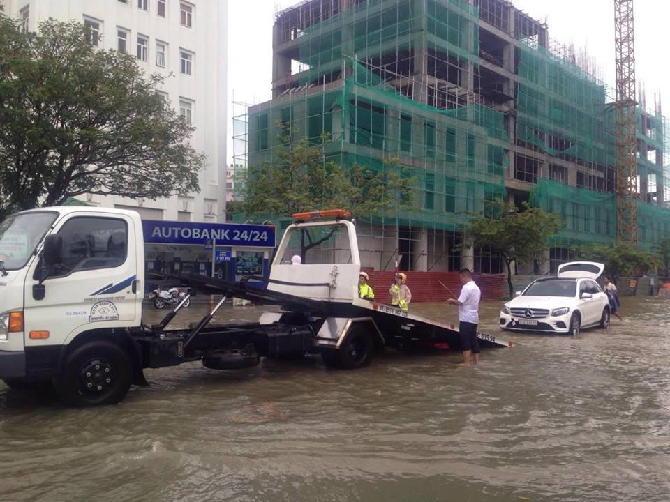 'Sông 'dọc ngang' thành phố Huế sau bão, nước dềnh ngang cửa nhà dân