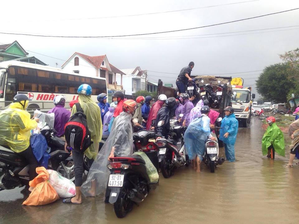'Sông 'dọc ngang' thành phố Huế sau bão, nước dềnh ngang cửa nhà dân