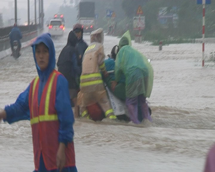 Cảnh sát giao thông Huế dầm lũ đội mưa điều tiết giao thông