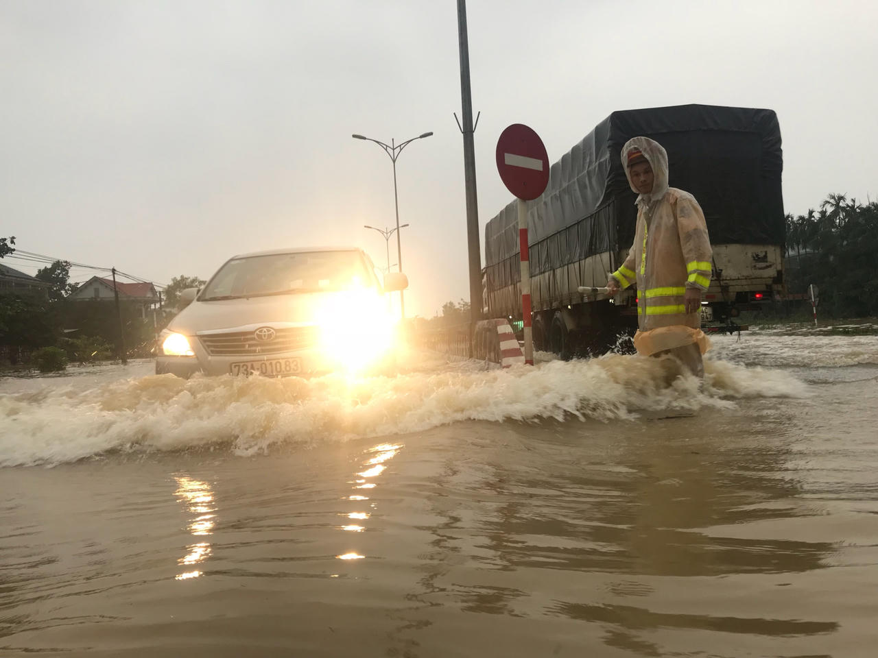 Cảnh sát giao thông Huế dầm lũ đội mưa điều tiết giao thông