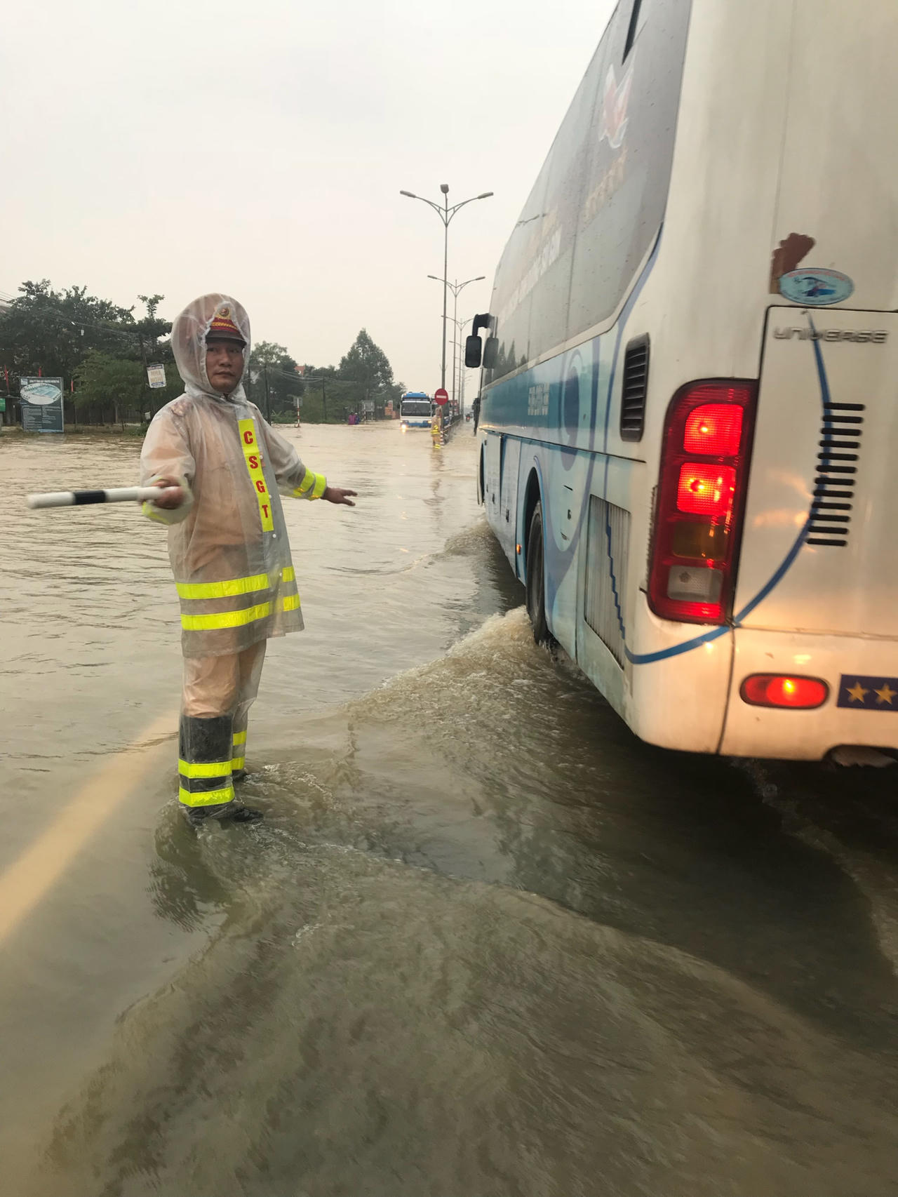 Cảnh sát giao thông Huế dầm lũ đội mưa điều tiết giao thông