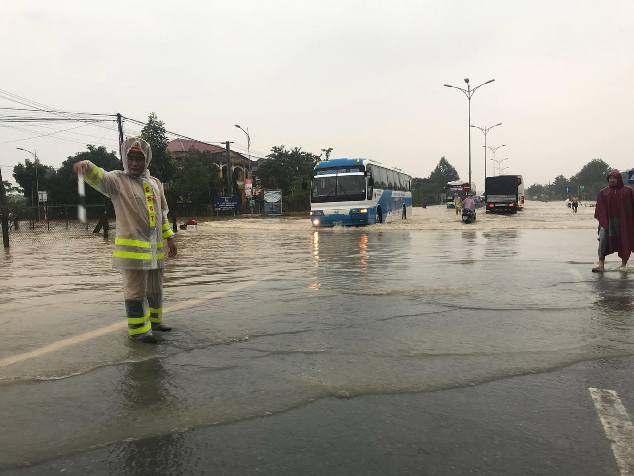 Cảnh sát giao thông Huế dầm lũ đội mưa điều tiết giao thông