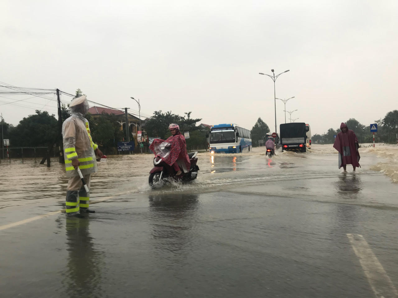 Cảnh sát giao thông Huế dầm lũ đội mưa điều tiết giao thông