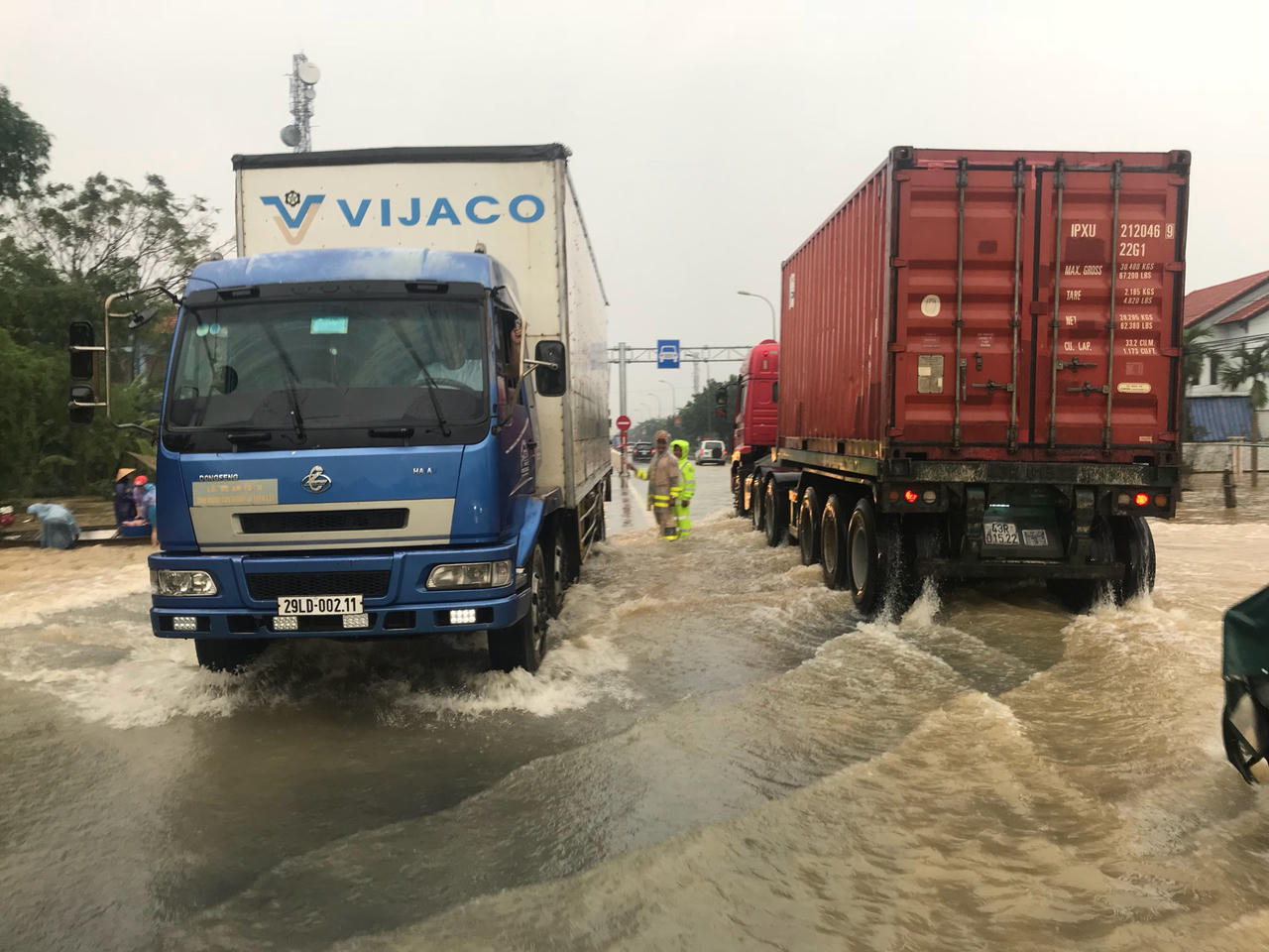 Cảnh sát giao thông Huế dầm lũ đội mưa điều tiết giao thông