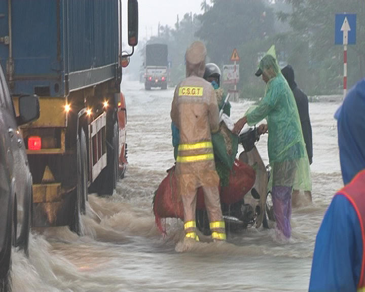 Cảnh sát giao thông Huế dầm lũ đội mưa điều tiết giao thông