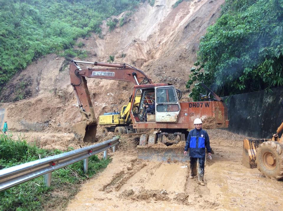 Thừa Thiên Huế: Quốc lộ 49 sạt lở nghiêm trọng, giao thông ùn ứ