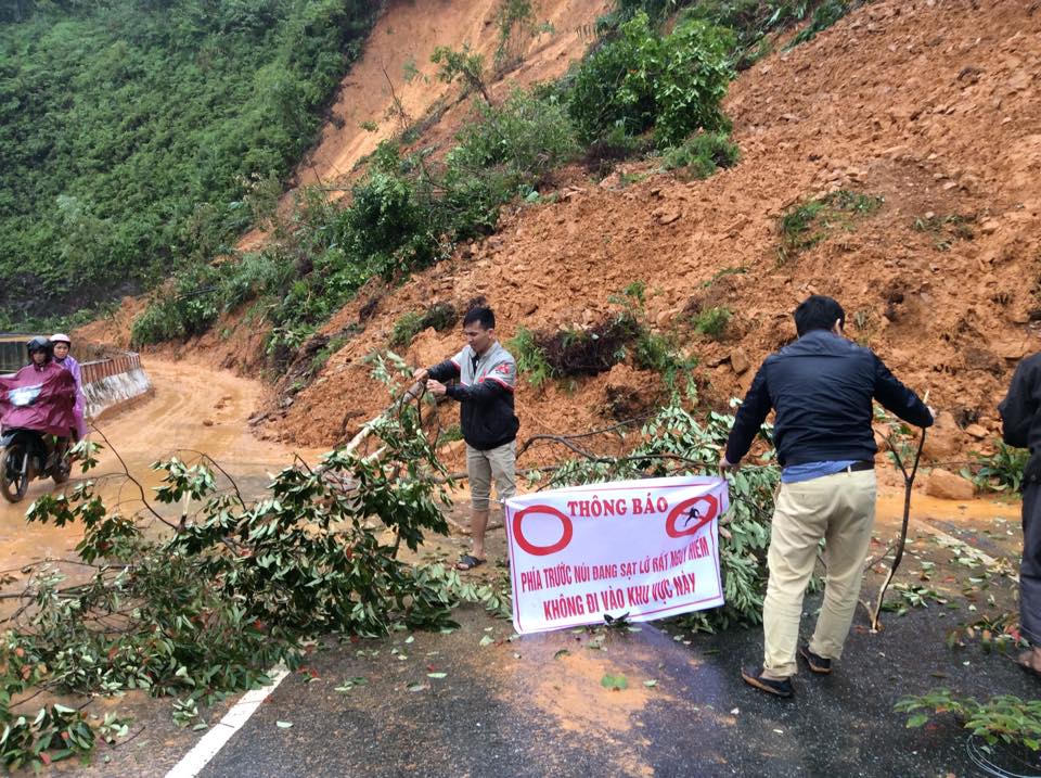 Thừa Thiên Huế: Quốc lộ 49 sạt lở nghiêm trọng, giao thông ùn ứ