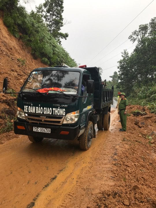 Thừa Thiên Huế: Quốc lộ 49 sạt lở nghiêm trọng, giao thông ùn ứ