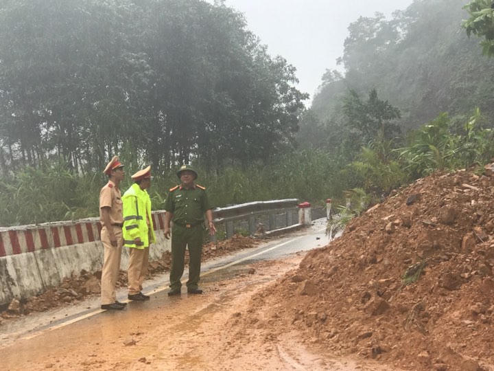 Thừa Thiên Huế: Quốc lộ 49 sạt lở nghiêm trọng, giao thông ùn ứ