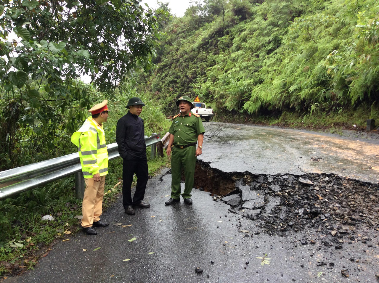 Thừa Thiên Huế: Quốc lộ 49 sạt lở nghiêm trọng, giao thông ùn ứ