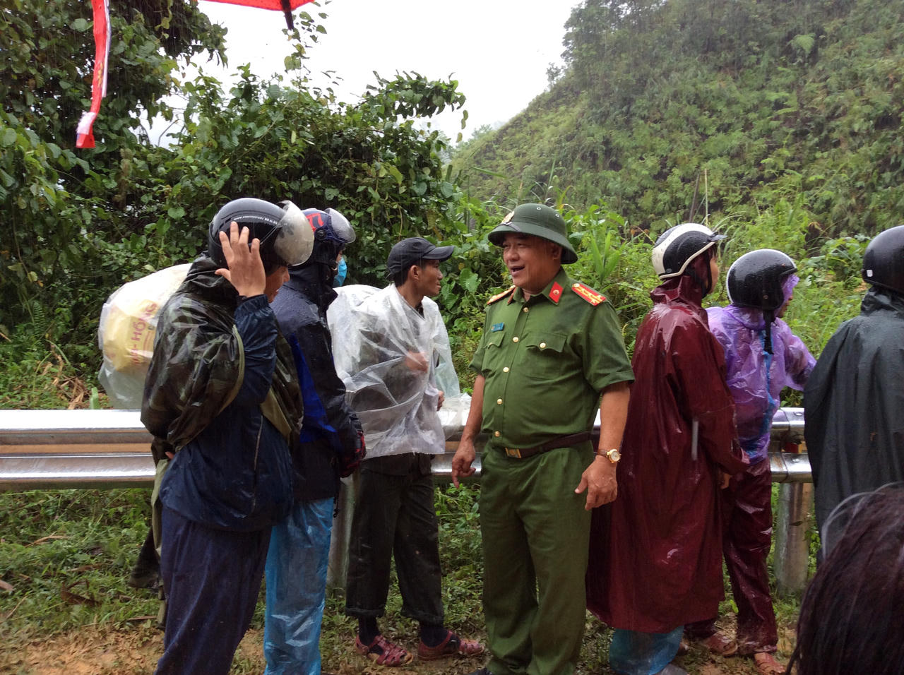 Thừa Thiên Huế: Quốc lộ 49 sạt lở nghiêm trọng, giao thông ùn ứ