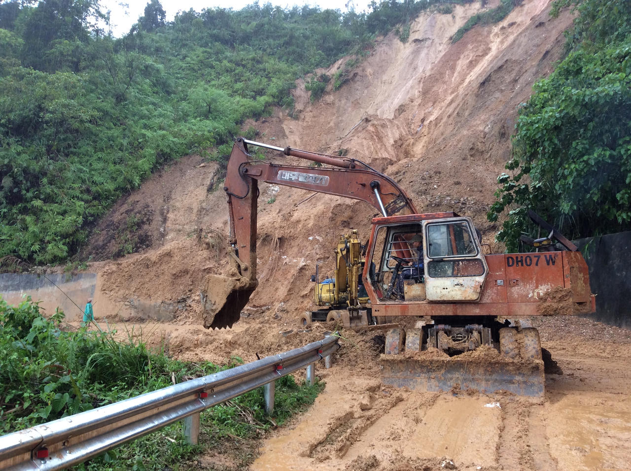 Thừa Thiên Huế: Quốc lộ 49 sạt lở nghiêm trọng, giao thông ùn ứ