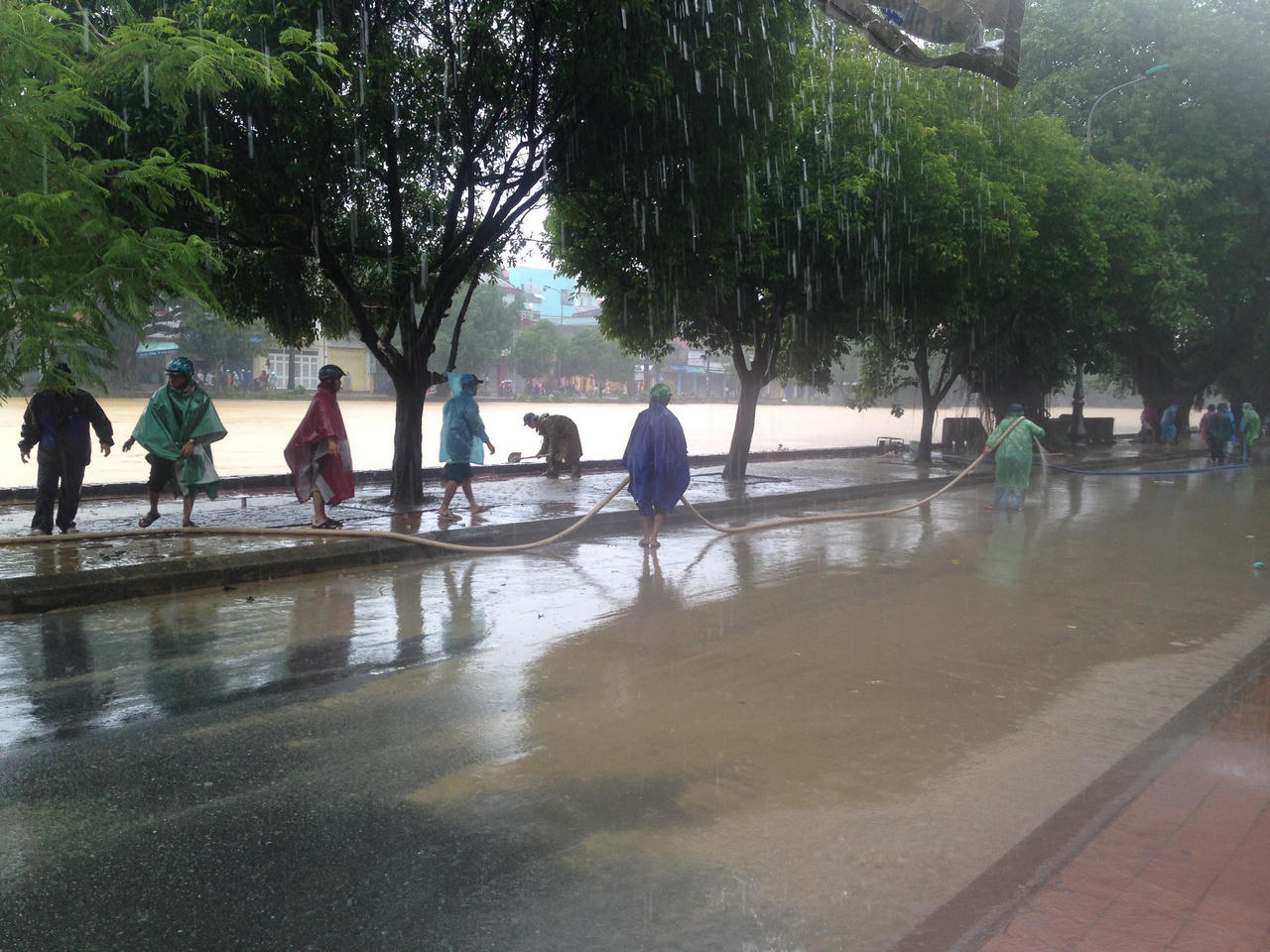 Công an Huế xắn quần áo đội mưa dọn bùn thông đường cho người dân đi