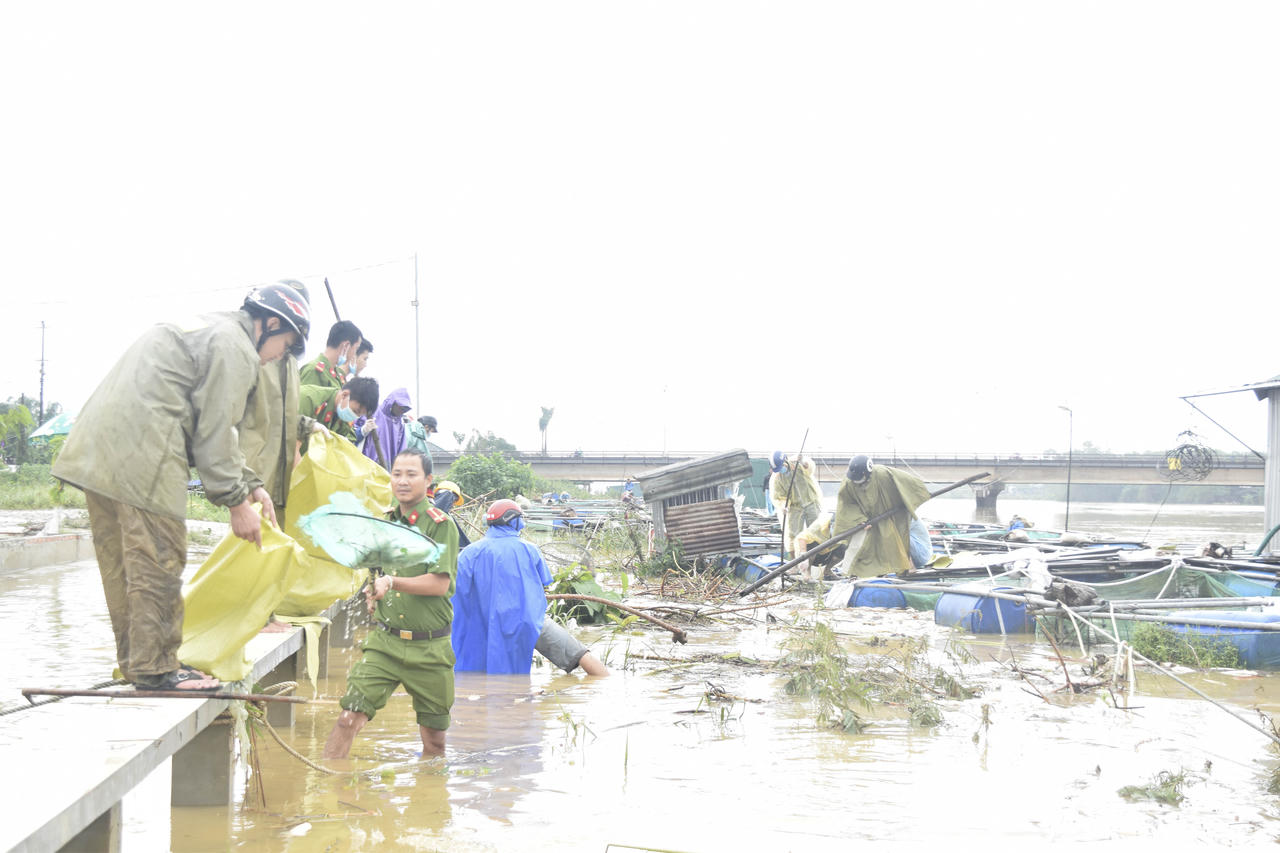 Huế: Công an giúp dân thu dọn cá chết