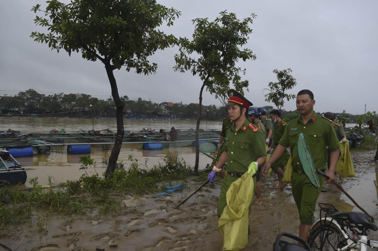 Huế: Công an giúp dân thu dọn cá chết