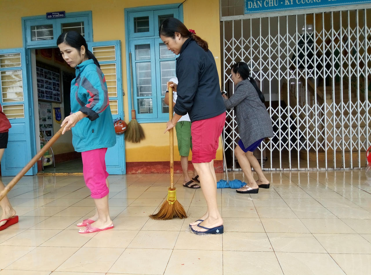 Giáo viên Thừa Thiên - Huế hối hả dọn trường đón học sinh sau lũ
