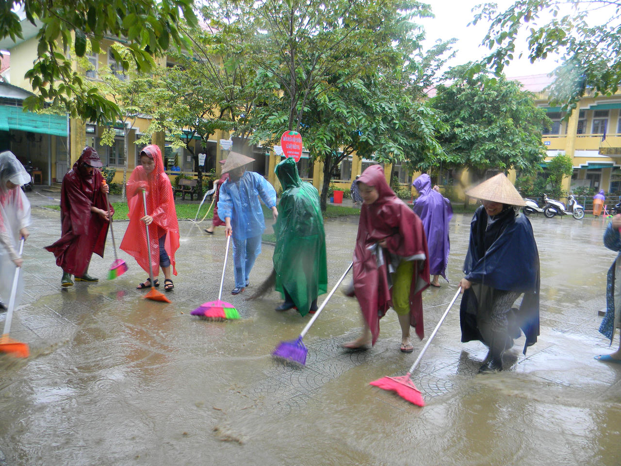 Giáo viên Thừa Thiên - Huế hối hả dọn trường đón học sinh sau lũ