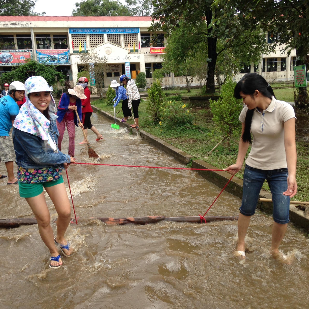 Giáo viên Thừa Thiên - Huế hối hả dọn trường đón học sinh sau lũ