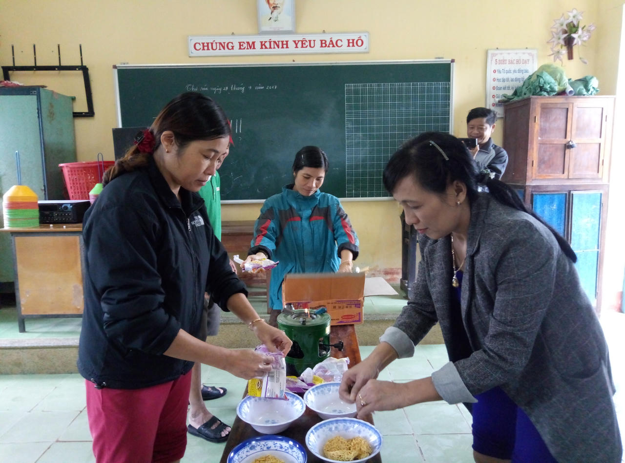 Giáo viên Thừa Thiên - Huế hối hả dọn trường đón học sinh sau lũ